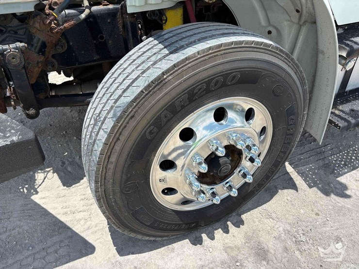 2017-freightliner-m2-106-image-51