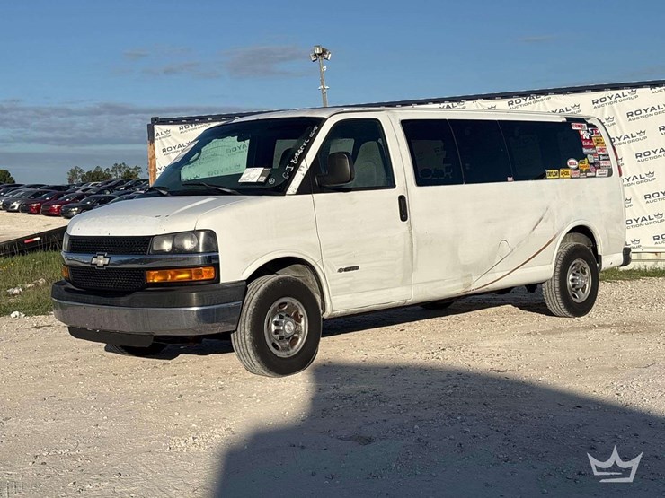 2004-chevrolet-express-3500-image-1