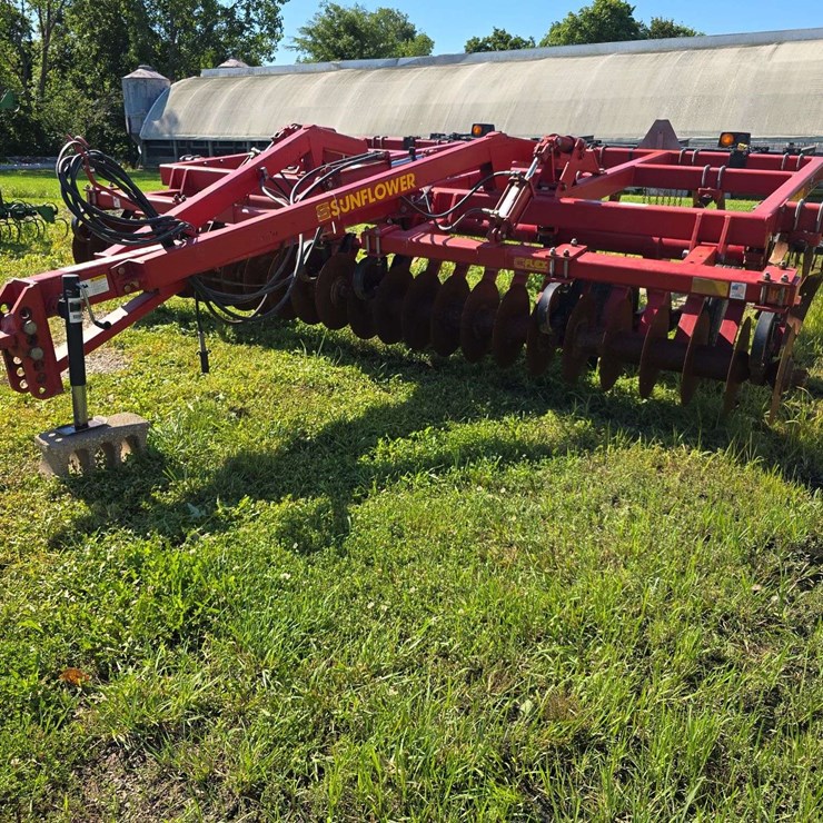 Sunflower Disc Chisel, 13 Shank, C-Flex Bearings, 5 bar Harrow, walking tandems, Hyd. Front Gang Adjust, s/n- 42112-16