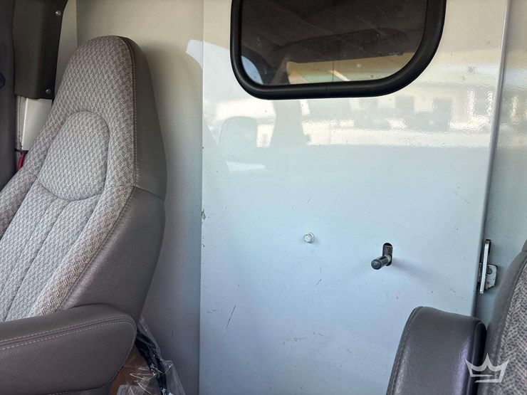 2004-chevrolet-express-3500-enclosed-service-van-image-33