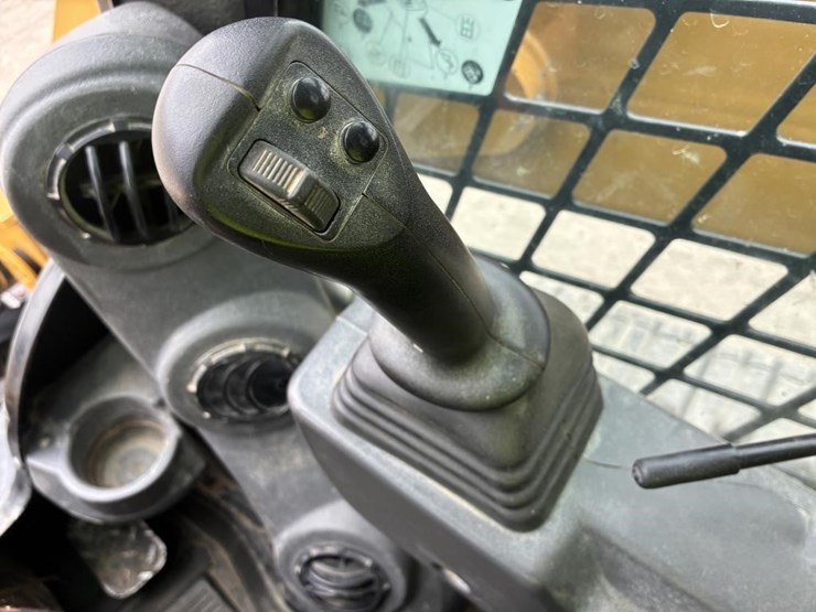 2020-caterpillar-259d3-image-18