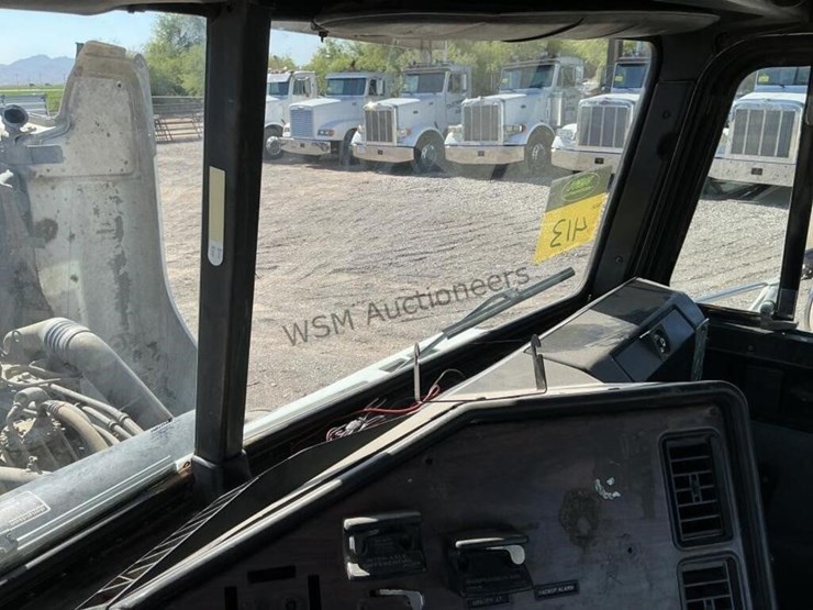 1999-freightliner-fld120-image-23