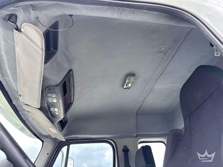 2017-freightliner-m2-106-image-44