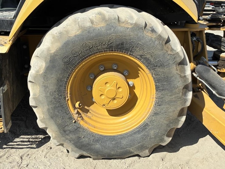 2022-caterpillar-430-image-12