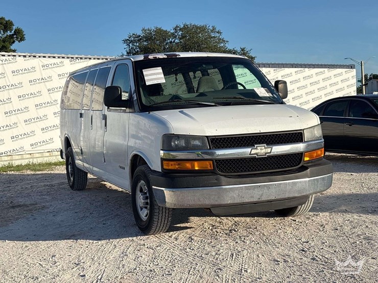 2004-chevrolet-express-3500-image-2