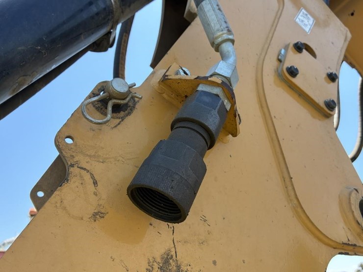 2022-caterpillar-430-image-19