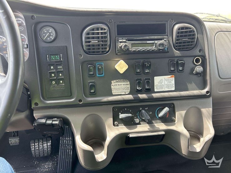 2013-freightliner-m2-106-image-18