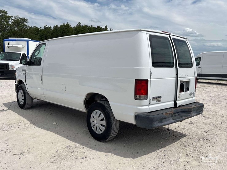 2014-ford-cargo-image-4