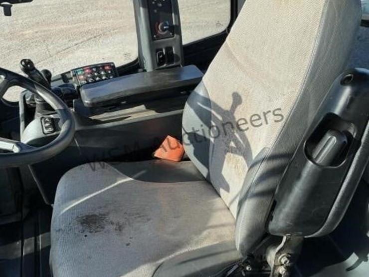 2017-deere-624k-image-21