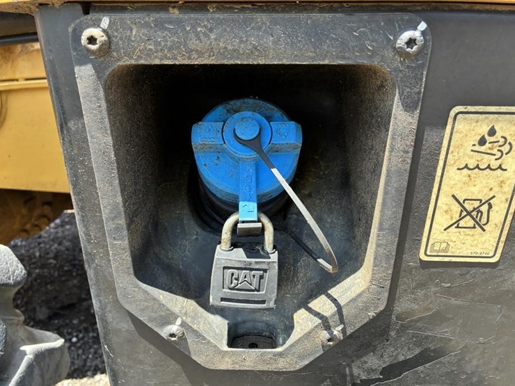 2022-caterpillar-430-image-11
