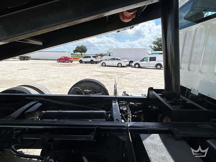 2013-freightliner-m2-106-image-34