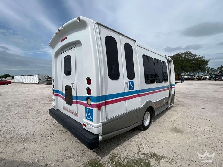 2015-ford-e450-image-3