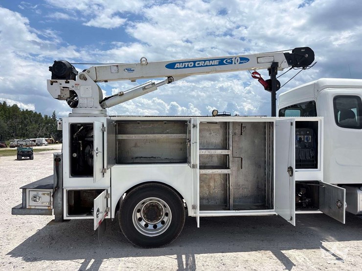2017-freightliner-m2-106-image-10