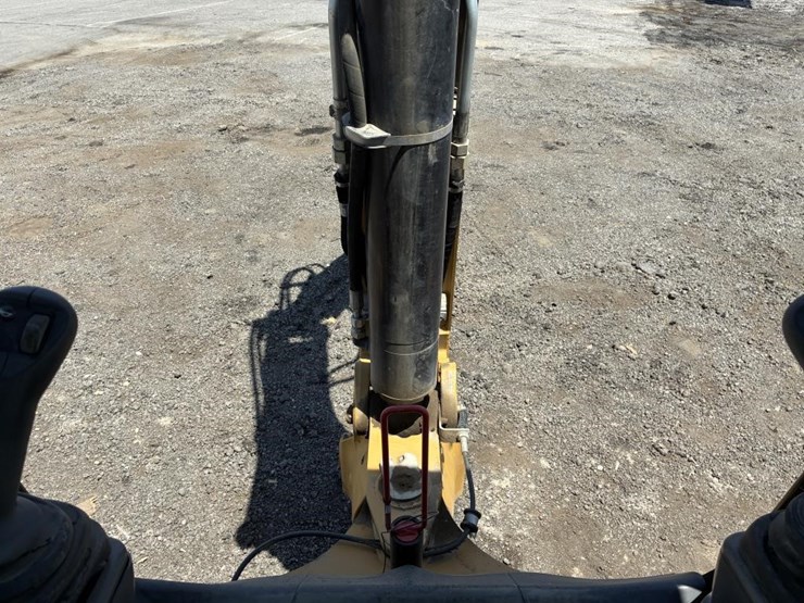 2022-caterpillar-430-image-41