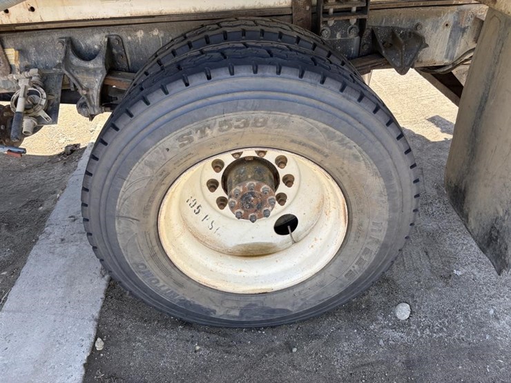 2011-ford-f750-image-5