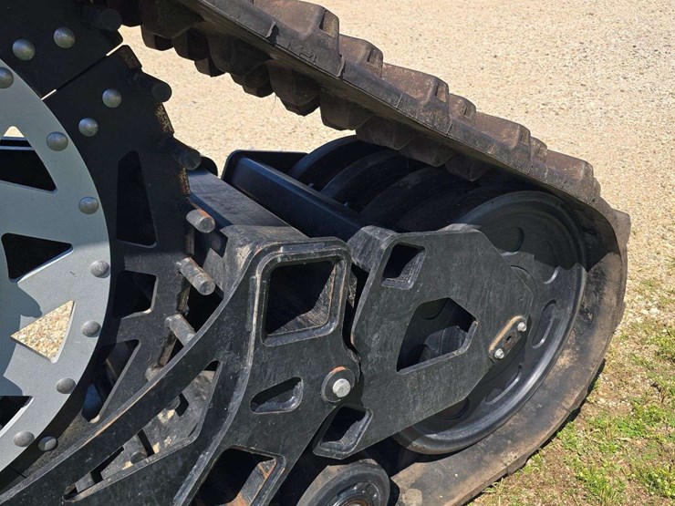 saucy-combine-tracks,-32''-very-low-use,-have-the-adapter-to-fit-a-jd-combine,-used-on-1-season-image-16