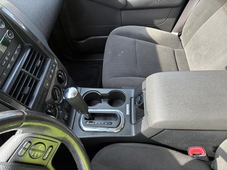 2010-ford-explorer-xlt-image-19