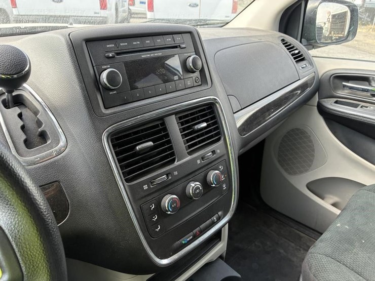 2012-dodge-caravan-image-18