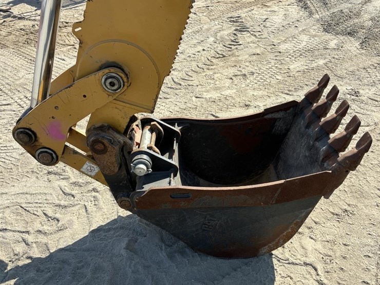 2022-caterpillar-430-image-21