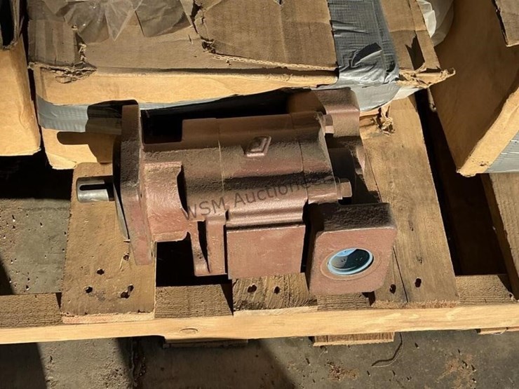 international-spreader-truck-hydraulic-pumps-image-5