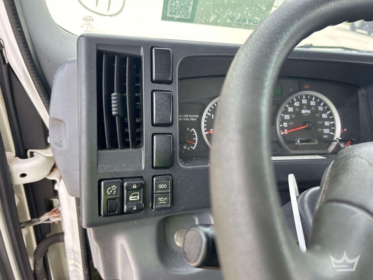 2015-isuzu-npr-image-17