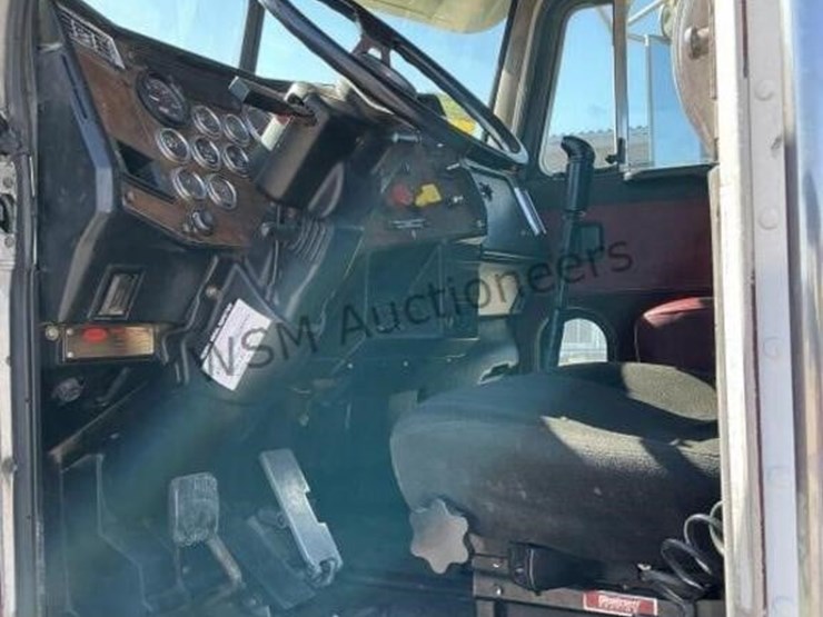 2000-peterbilt-379-image-24