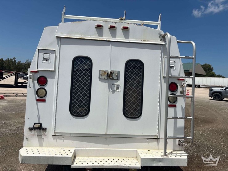 2004-chevrolet-express-3500-enclosed-service-van-image-11