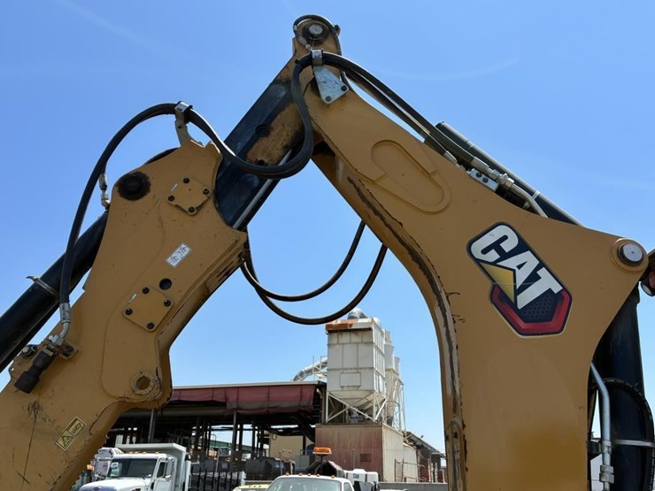 2022-caterpillar-430-image-16