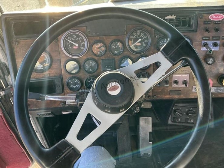 1997-peterbilt-379-image-17