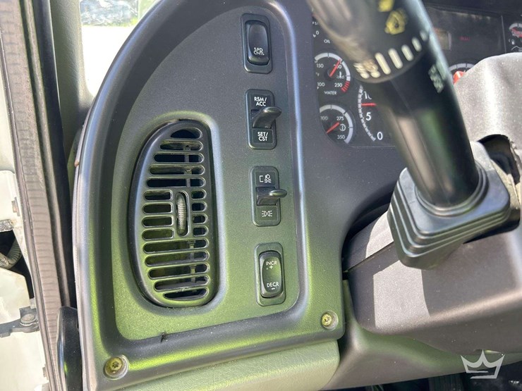 2013-freightliner-m2-106-image-15