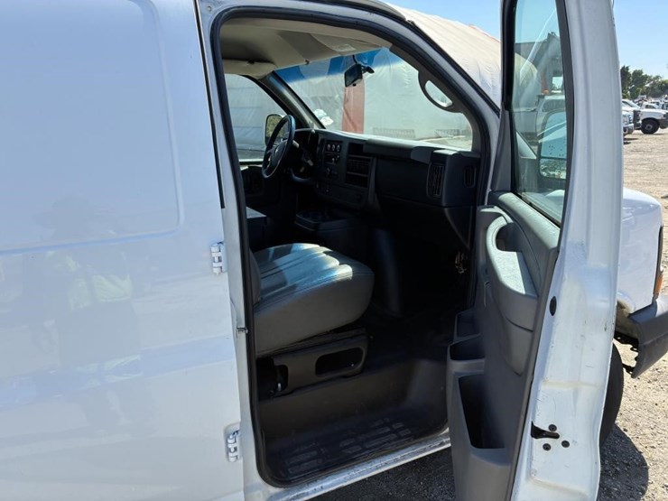 2014-chevrolet-express-3500-image-10