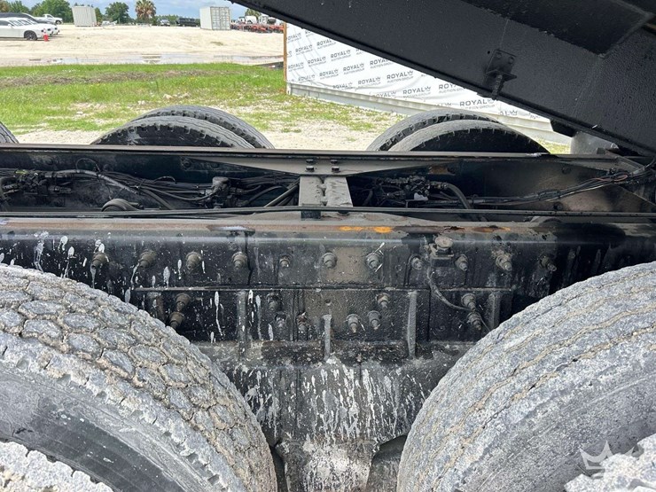 2015-peterbilt-567-image-30