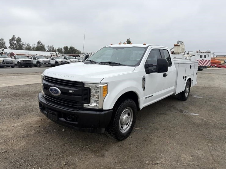 2017-ford-f350-xl-image-1