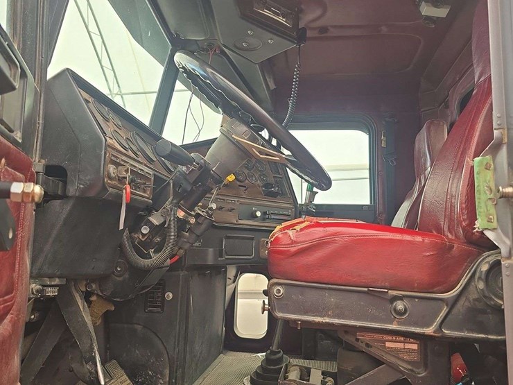 1991-freightliner-semi,-wet-kit,-9-speed,-air-brakes,-twin-fuel-tanks,-aluminum-ris,-ss-fenders,-11r24.5,-detroit-diesel-60-series,-air-slide-5th-wheel,-vin--1fuvdseb5lh392980-image-15