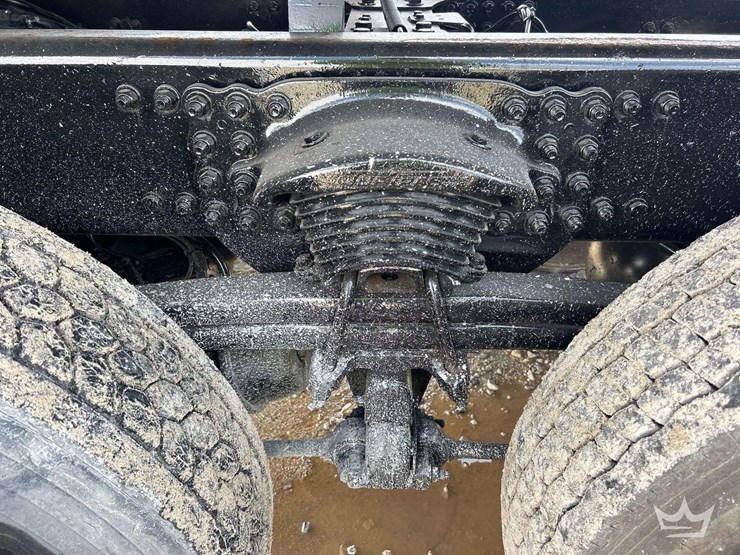 2013-freightliner-m2-106-image-31