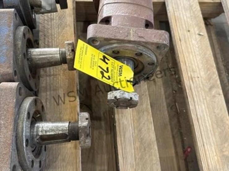 versa-spreader-trailer-hydraulic-spinner-motors-image-6