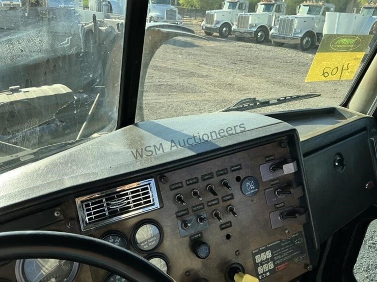 1995-peterbilt-379-image-19