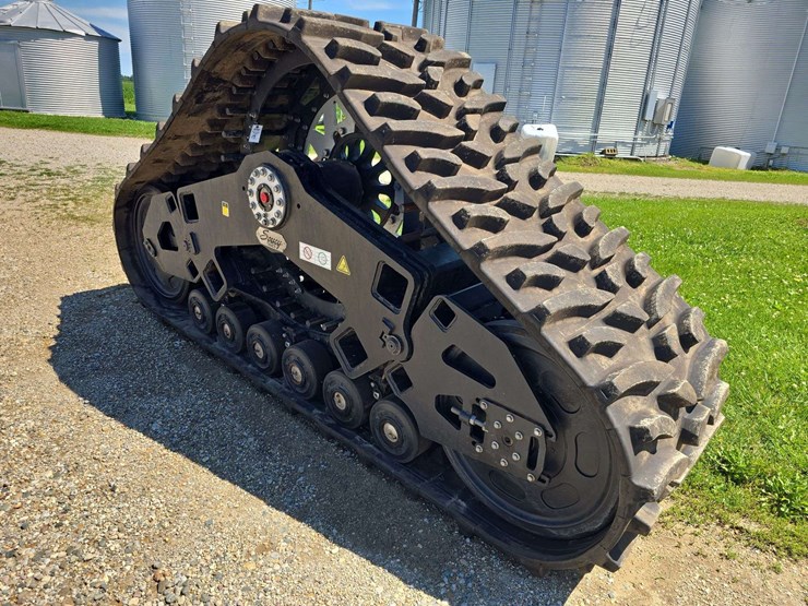 saucy-combine-tracks,-32''-very-low-use,-have-the-adapter-to-fit-a-jd-combine,-used-on-1-season-image-4
