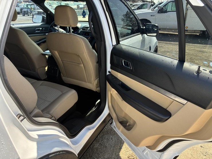 2017-ford-explorer-image-14