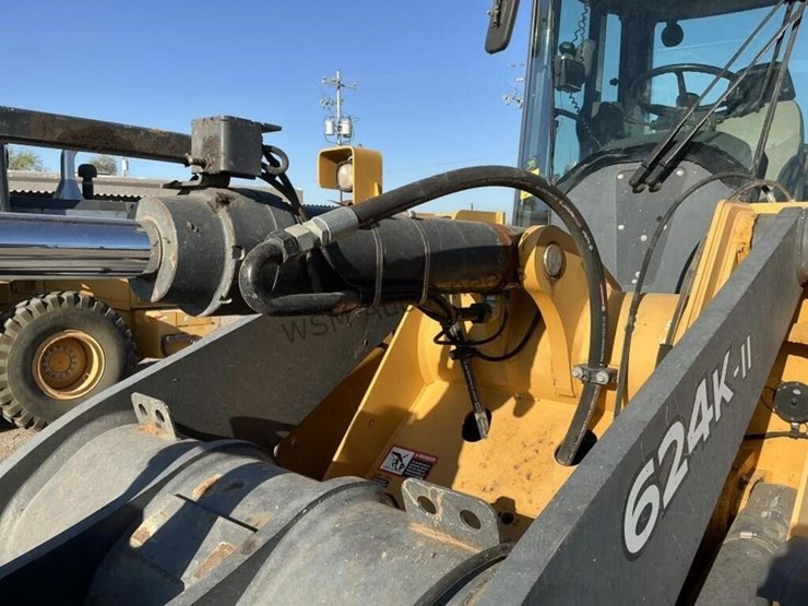 2017-deere-624k-image-12