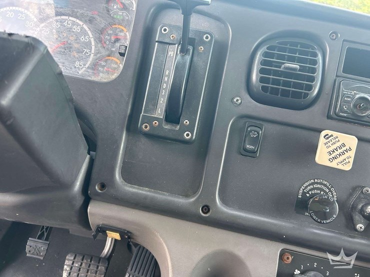2017-freightliner-m2-106-image-16