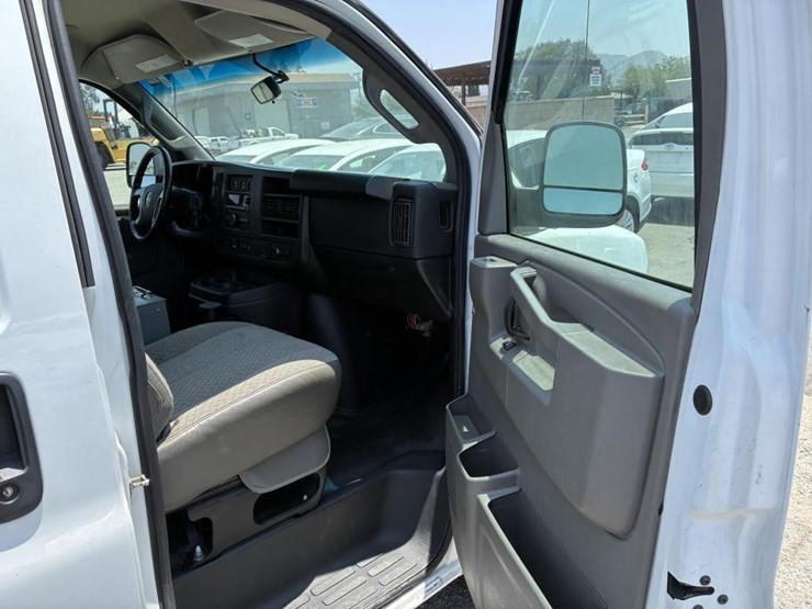 2017-utility-van-image-10