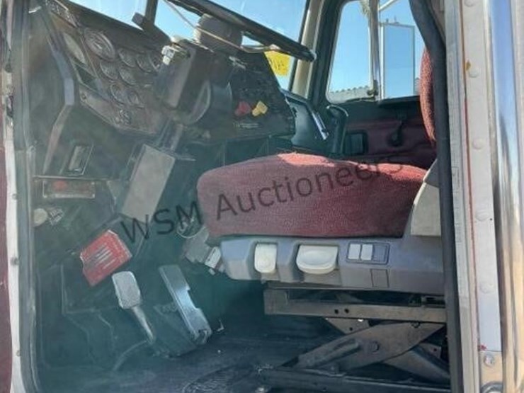 2000-peterbilt-357-image-22