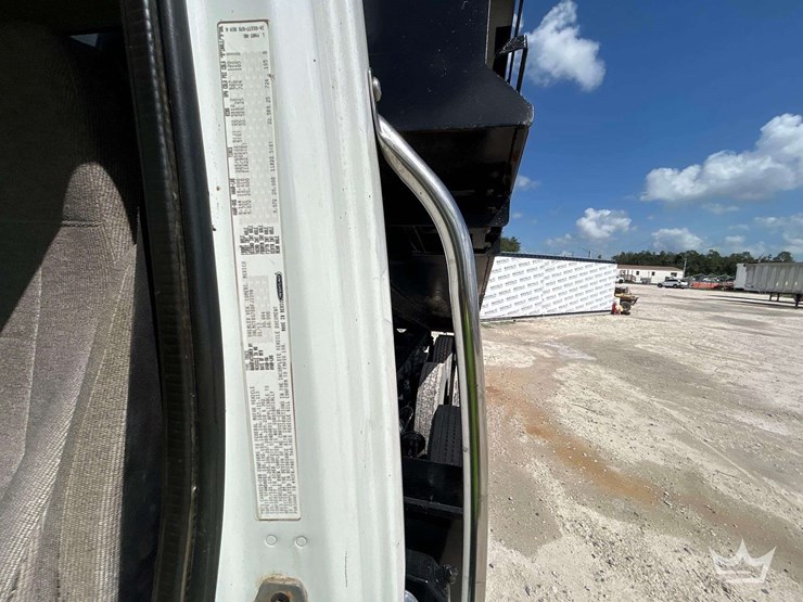 2013-freightliner-m2-106-image-6