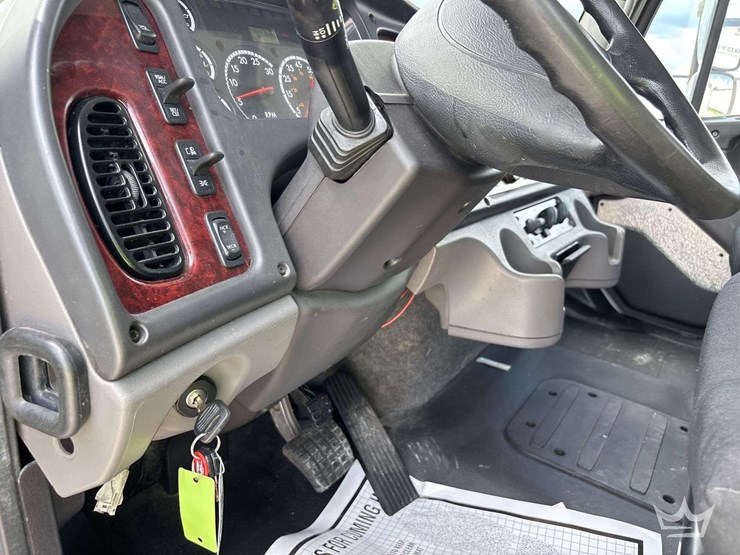 2017-freightliner-m2-106-image-33