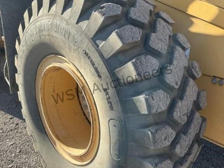 2017-deere-624k-image-8