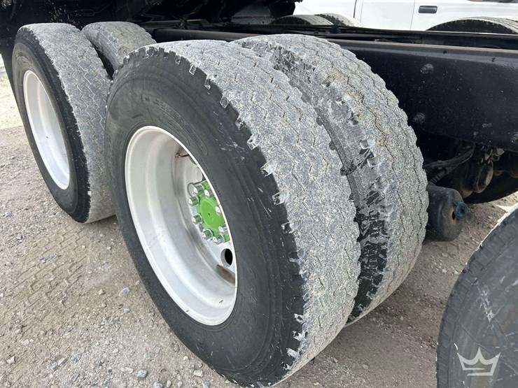 2015-peterbilt-567-image-45