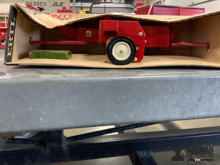 ertl-international-1/16-hay-baler-image-2