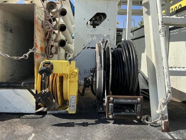 2013-freightliner-m2-106-image-14