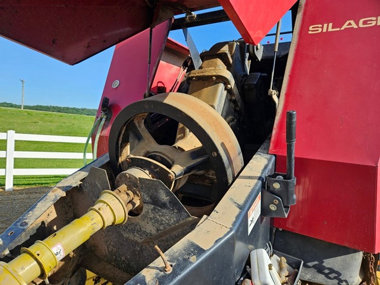 new-holland-590-image-12